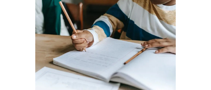 رداءة الخط والإملاء .. معاناة ترافق الطلبة