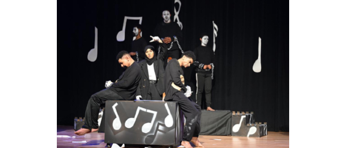 مسرحية (العزف على النوى) كسرت القيود نحو العالمية