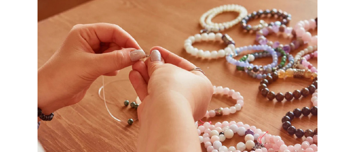 الإقبال على اقتناء الأعمال اليدوية يحفز النســــــــاء على اقتحام عالمها