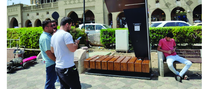 مجهزة بشاحن وشبكة إنترنت شوارع أربيل تتزين بالكراسي الذكية