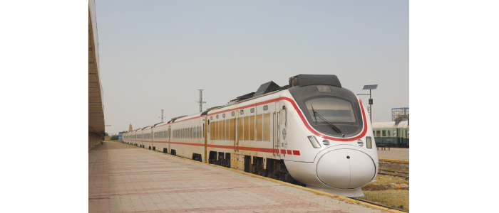 تحكي تاريخ سكك الحديد العراقية قطارات وعربات تنتظر الفرز والتأهيل في (الشالجية)