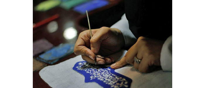 الزخرفة بالمينا.. فن يجمع الهندسة بسحر الألوان