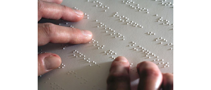 التربية لا تدرسهم لغة "برايل" معاناة حقيقية تواجه المكفوفين في التعليم