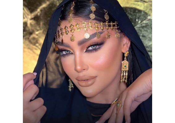 ساحرة بالذهبي الملكي