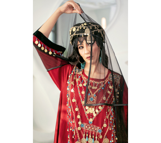 تغيرت ألوانها وأنواعها العباءة العراقية.. من الصوف إلى الحرير الفاخر