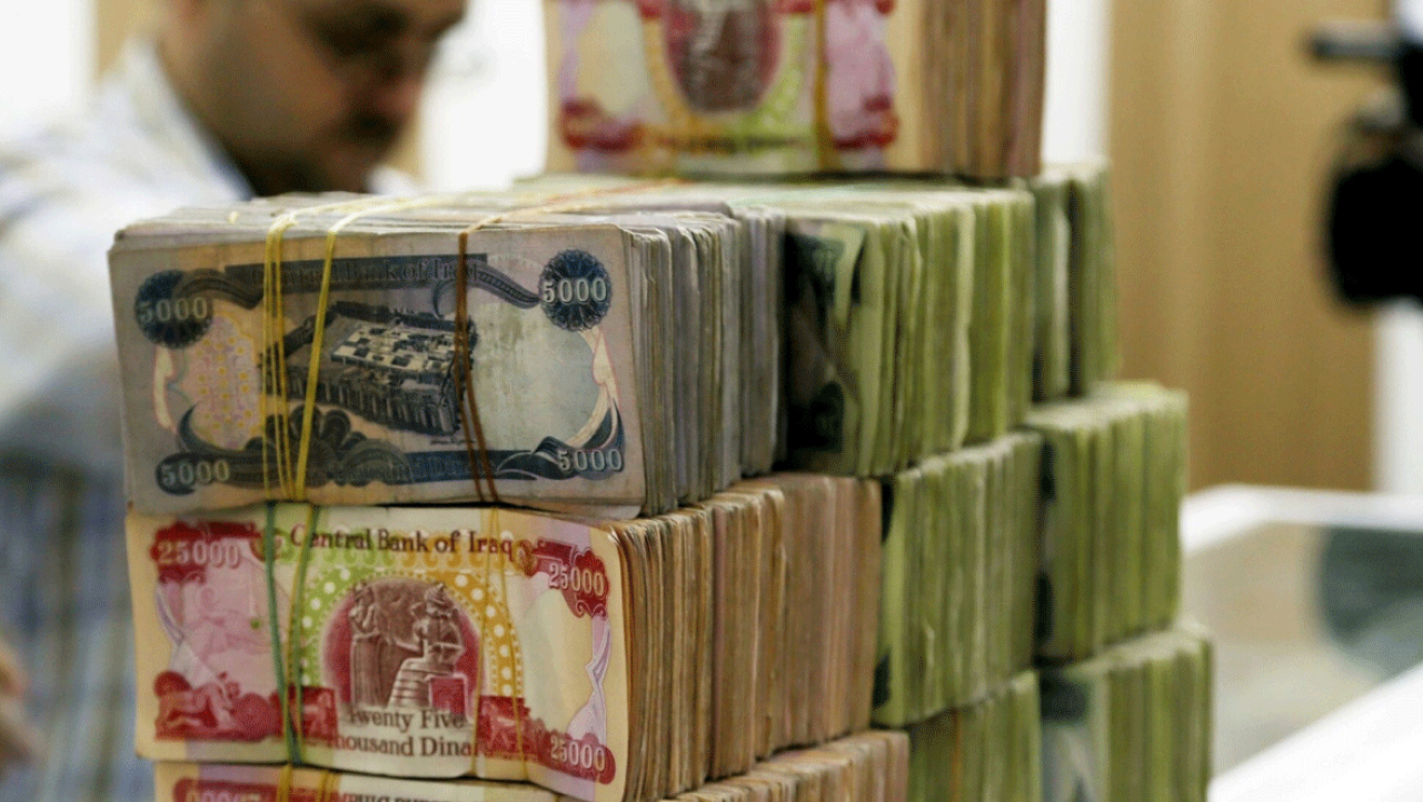 اقتصاديون: رواتب الموظفين مؤمّنة وتأخر صرفها إجراء إداري..