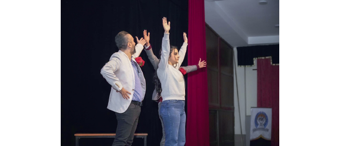 جلسة على خشبة المسرح السرياني.