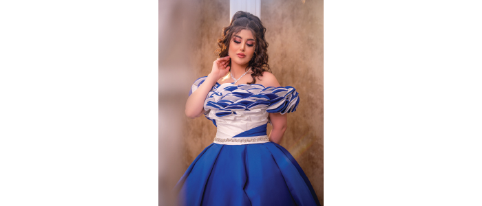 فستان أزرق ملكي بتصميم بسيط وأنيق