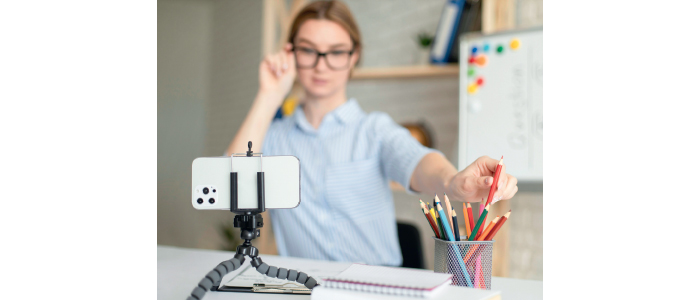 (التيك توك) والبث المباشر هدمٌ مجاني بمردود مادي!