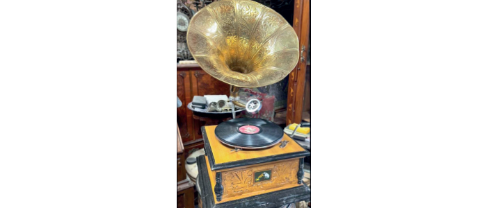 متحف يضم أندر الأنتيكات والتراثيات مواطـــن مولع بجمع النفائس ومنها إنجيل عمره أكثر من 800 عام