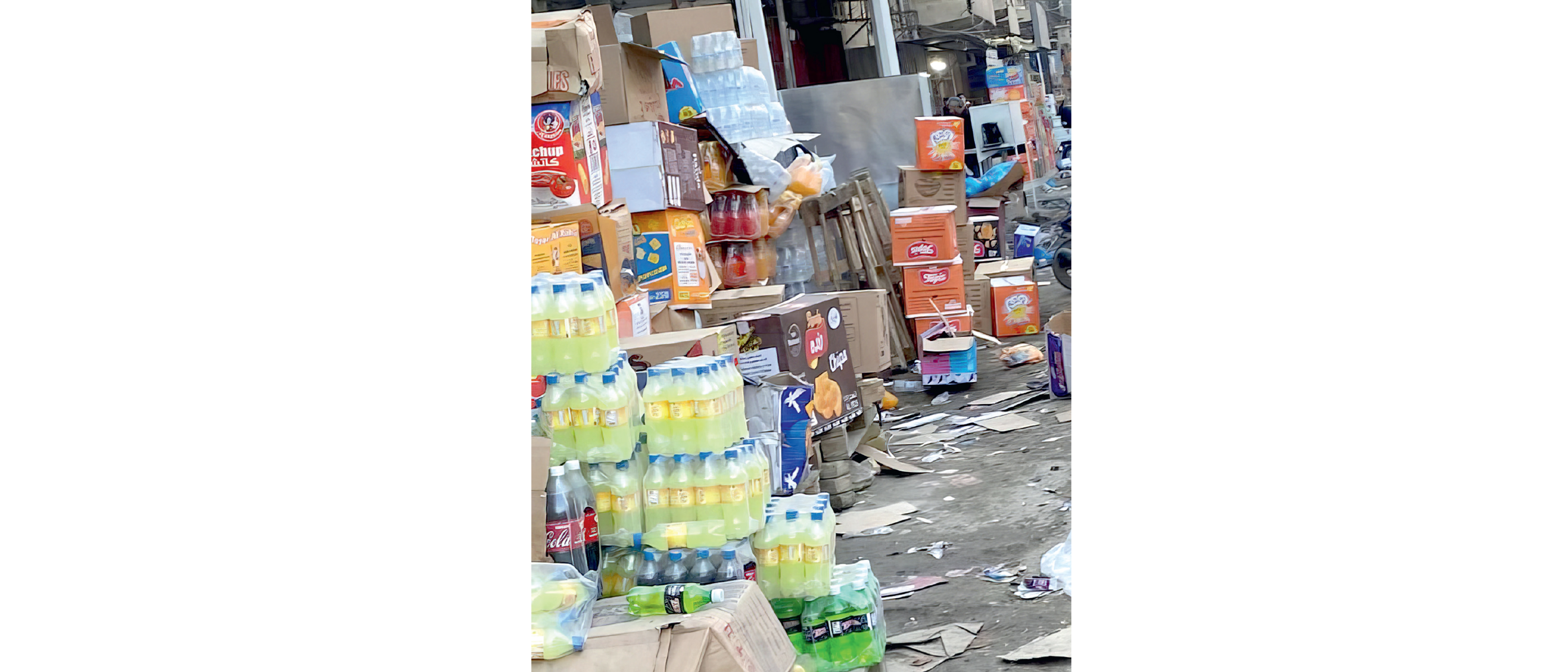 بسبب عرضها تحت أشعة الشمس اللاهبة دكاكين تبيع أمراض السرطان المعلّبة!