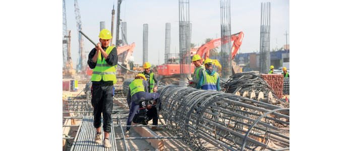 خبراء: فرق الامتيازات أحد أسباب البطالة  حلـــول لتقليــــص فجــــوة (الأجور) بين القطاعين العام والخاص