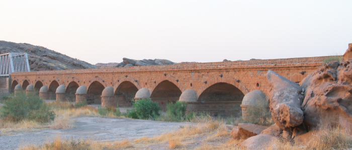 بناه العثمانيون وعمّره الإنكليز.. (جسر داقوق).. قناطر حجرية وهندسة معمارية