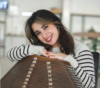 قمر العاني... بين أوتار السنطور وهندسة الطب