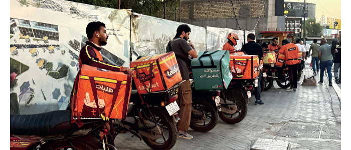 شباب الدليفري... بين حرارة الشمس ومخاطر الطريق