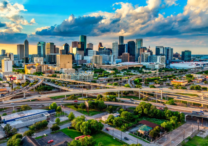 رسائل إلى محافظات العراق النفطية..  كيف استثمرت مدن النفط العالمية عائداتها لبناء مستقبل مستدام؟