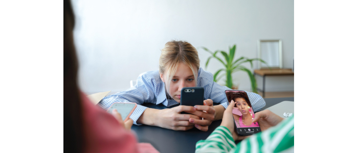 جيل التيك توك صراع الهوية بين العائلة والشاشة